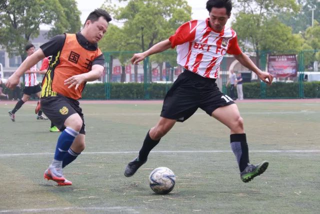 梅西社交媒体晒图 球场边悠闲喝茶发型梦回2018